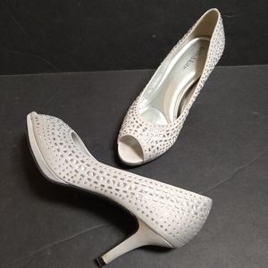 KELLY & KATIE Silver Stones KK Doreen peep toe platform heels, 8.5